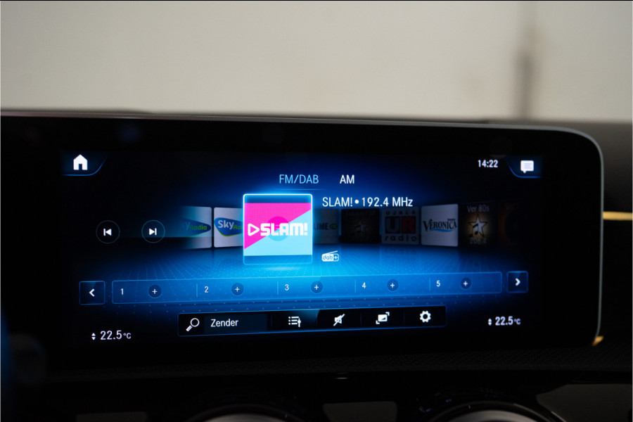 Mercedes-Benz A-Klasse 180 Business Solution AMG 136PK | A35 Optiek | Pano | Sfeer | LED | Carplay | Garantie