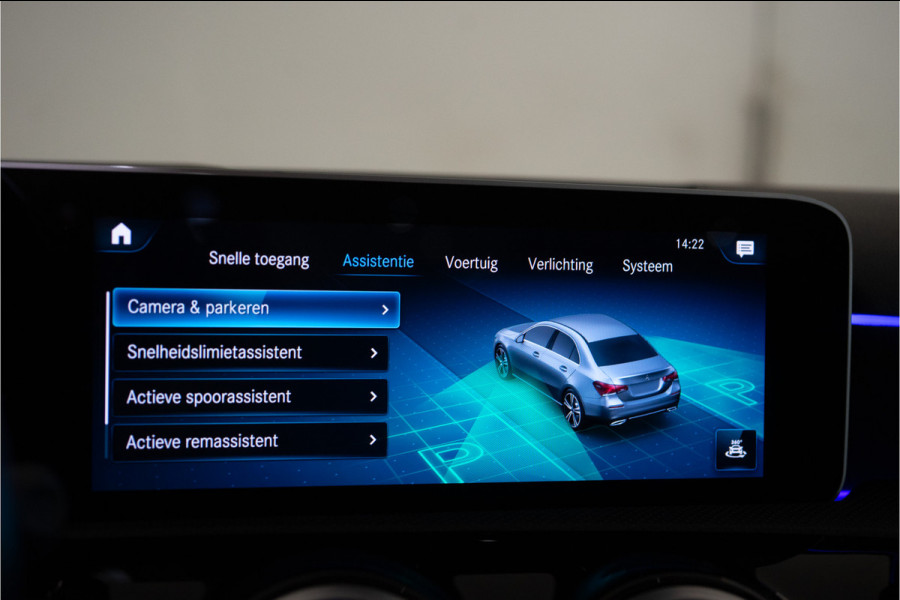Mercedes-Benz A-Klasse 180 Business Solution AMG 136PK | A35 Optiek | Pano | Sfeer | LED | Carplay | Garantie