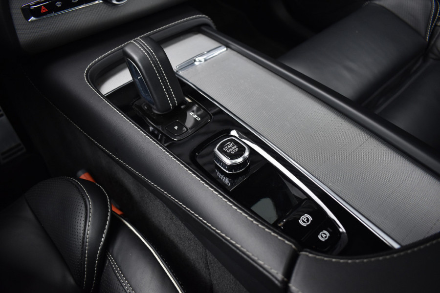 Volvo XC90 2.0 T8 Recharge AWD R-Design | Panorama | Bowers&Wilkins | Trekhaak | Luchtvering | 22'' Wielen | ACC | Head- Up |