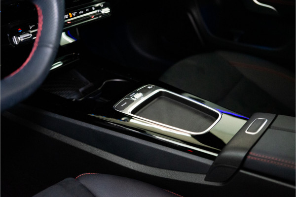 Mercedes-Benz A-Klasse 250 e Premium AMG Facelift 218PK | Pano | Sfeer | Keyless | Carplay | 12 MND Garantie