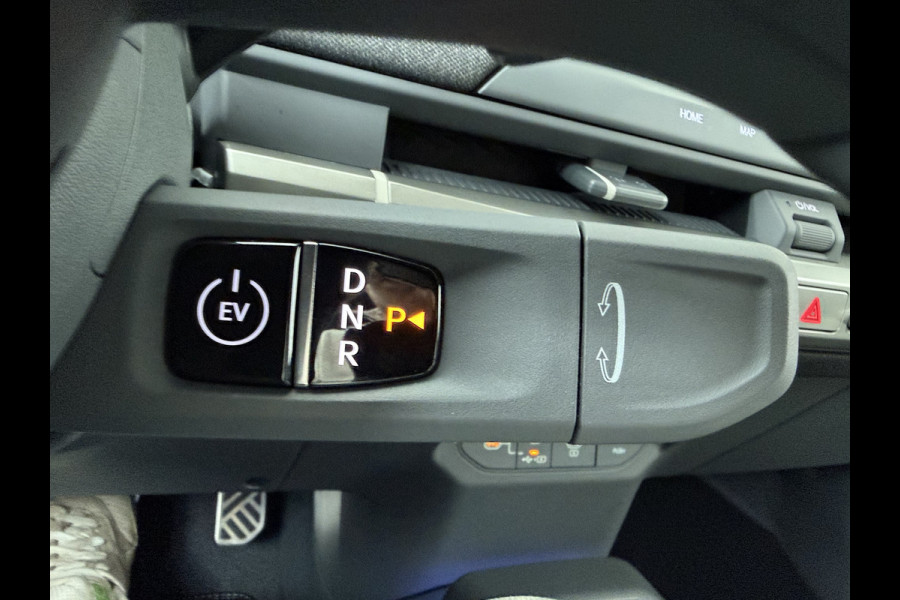 Kia EV3 GT-PlusLine 81.4 kWh - Draadloze Apple CarPlay / Android Auto - Stoel en stuurwiel verwarming - Panoramadak - Harman Kardon Audio - Dodehoek assistent - Fabrieksgarantie tot 05-2032