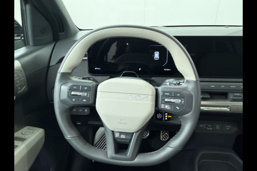 Kia EV3 GT-PlusLine 81.4 kWh - Draadloze Apple CarPlay / Android Auto - Stoel en stuurwiel verwarming - Panoramadak - Harman Kardon Audio - Dodehoek assistent - Fabrieksgarantie tot 05-2032