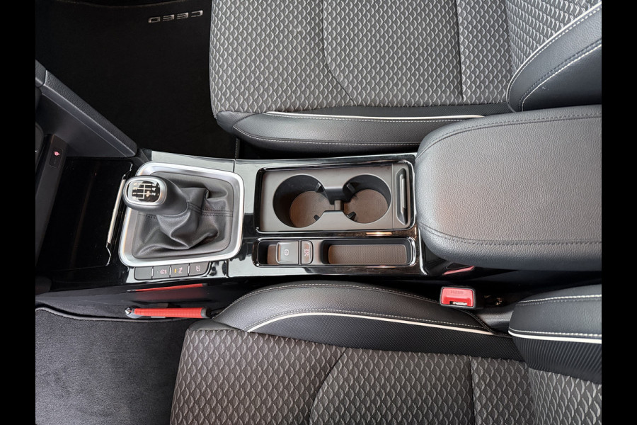 Kia Ceed Sportswagon 1.5 T-GDi DynamicPlusLine - Lichtmetalen Velgen - LED - Cruise Control - Stoel/Stuurverwarming - Dodehoek Detectie - Fabrieksgarantie Tot 2031