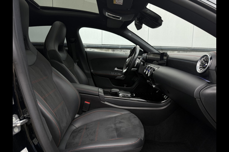 Mercedes-Benz CLA-Klasse Shooting Brake 250 e AMG Line | Panoramadak | Elek. Trekhaak | Sfeerverlichting | Widescreen | Carplay | LED
