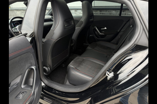 Mercedes-Benz CLA-Klasse Shooting Brake 250 e AMG Line | Panoramadak | Elek. Trekhaak | Sfeerverlichting | Widescreen | Carplay | LED