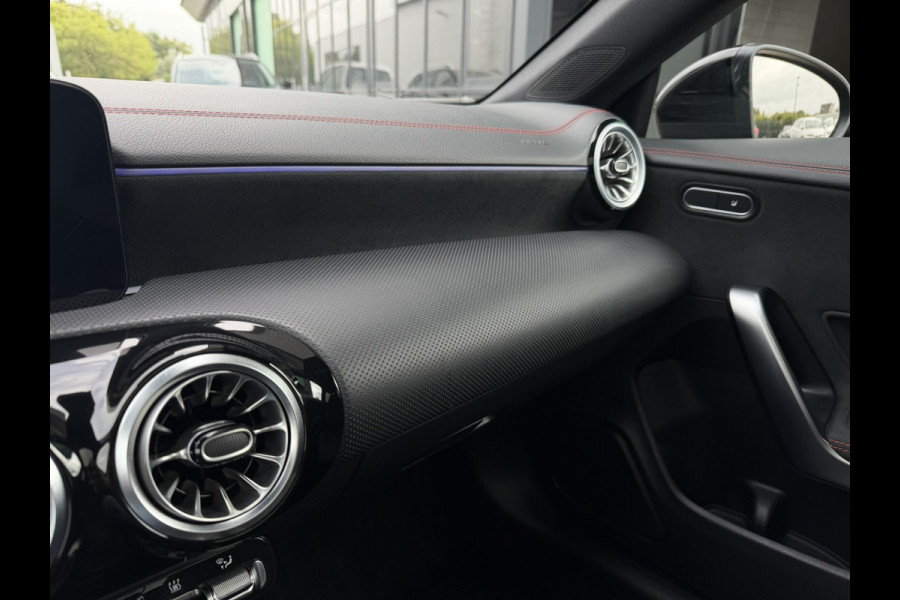 Mercedes-Benz CLA-Klasse Shooting Brake 250 e AMG Line | Panoramadak | Elek. Trekhaak | Sfeerverlichting | Widescreen | Carplay | LED