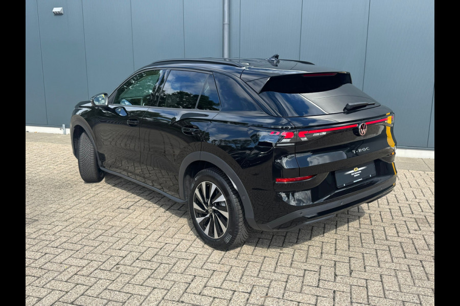 Volkswagen T-Roc 1.5 eTsi * Nieuw model * Hoogglans R-Line Look * 10.000KM! * Parkeercamera * Navigatie *