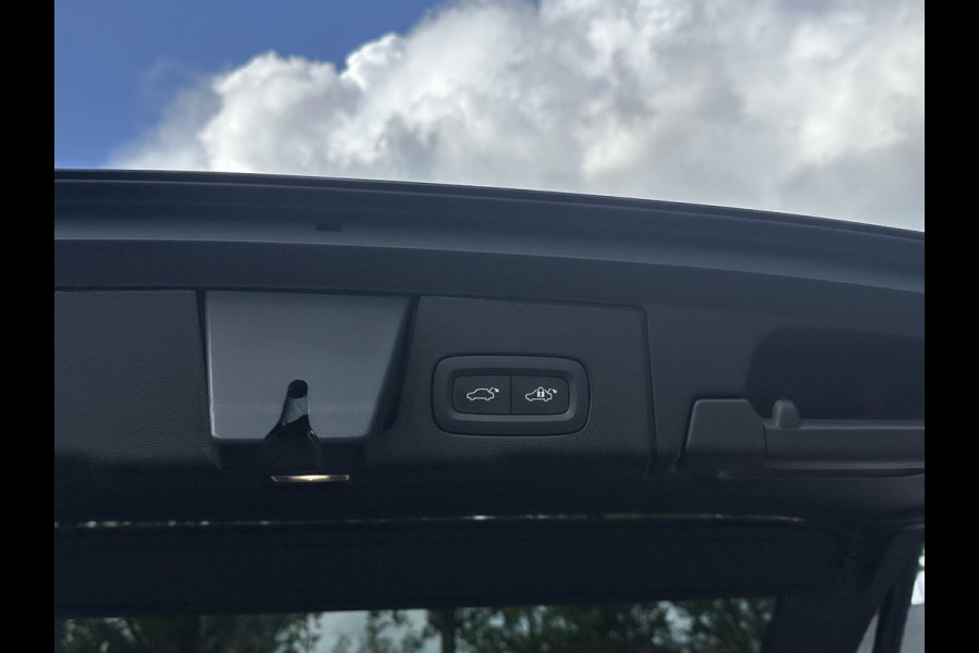 Volvo XC60 2.0 T8 Plug-in hybrid AWD Plus Black Edition VAN: 59.900,- ND: 56.877,- UW HERSTVOORDEEL: 2.023,- | TREKHAAK | DEALER ONDERHOUDEN | HEAD UP | 360CAMERA | FABR. GARANTIE! |