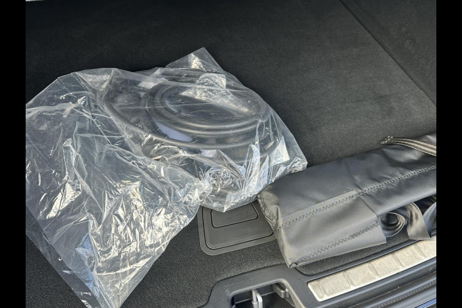Volvo XC60 2.0 T8 Plug-in hybrid AWD Plus Black Edition VAN: 59.900,- ND: 56.877,- UW HERSTVOORDEEL: 2.023,- | TREKHAAK | DEALER ONDERHOUDEN | HEAD UP | 360CAMERA | FABR. GARANTIE! |
