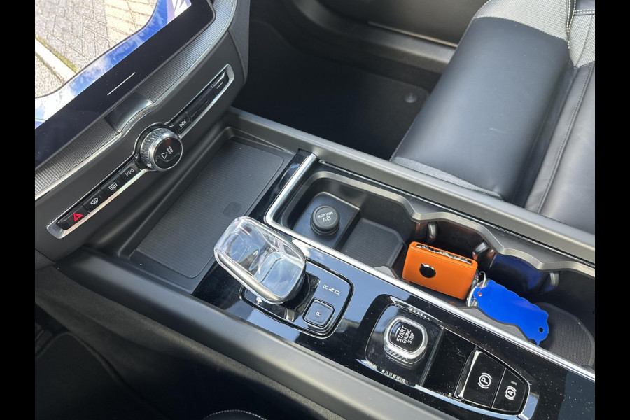Volvo XC60 2.0 T8 Plug-in hybrid AWD Plus Black Edition VAN: 59.900,- ND: 56.877,- UW HERSTVOORDEEL: 2.023,- | TREKHAAK | DEALER ONDERHOUDEN | HEAD UP | 360CAMERA | FABR. GARANTIE! |