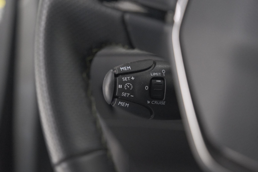 Peugeot 208 1.2 Hybrid 145 e-DCS6 GT | Alcantara Pakket | Camera | Apple Carplay | Stoelverwarming