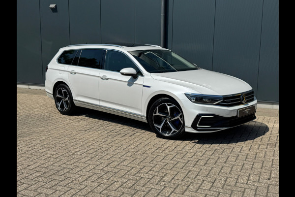 Volkswagen Passat Variant 1.4 TSI * Panoramadak * Navigatiesysteem * Trekhaak *