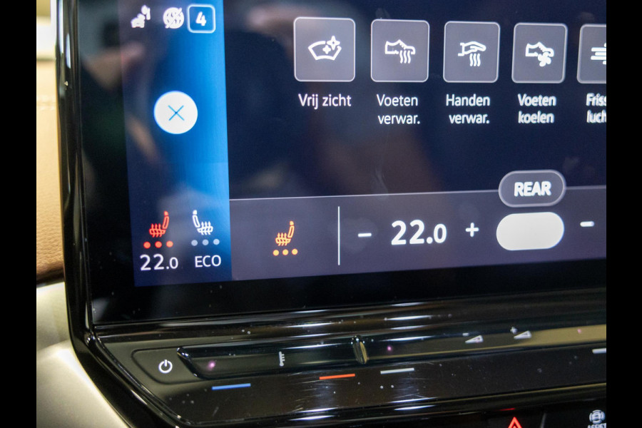 Volkswagen ID.4 Max 77 kWh SOH 91% / 204pk / Panorama dak / Trekhaak / Kuipstoelen / Elektrische stoelverstelling /