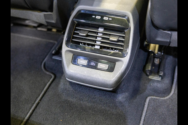 Volkswagen ID.4 Max 77 kWh SOH 91% / 204pk / Panorama dak / Trekhaak / Kuipstoelen / Elektrische stoelverstelling /