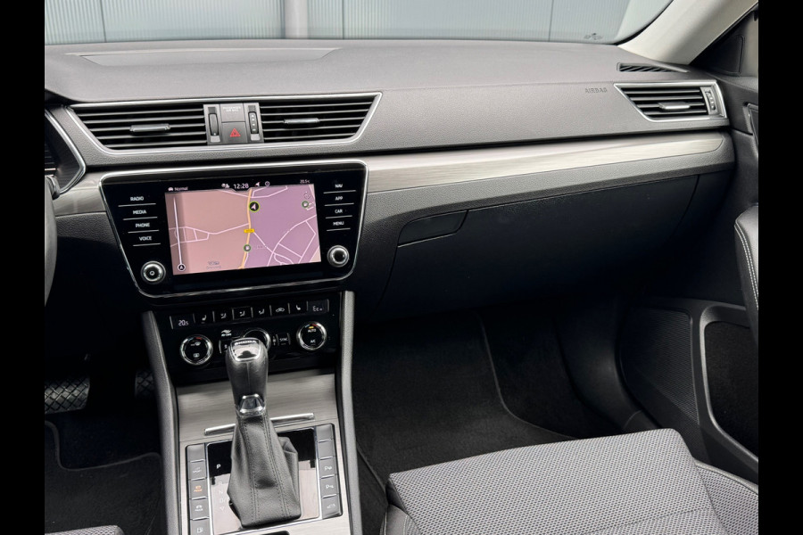 Škoda Superb Combi 1.4 TSI iV Style * AUTOMAAT * Trekhaak * Navigatiesysteem * Elektr. Kofferklep *