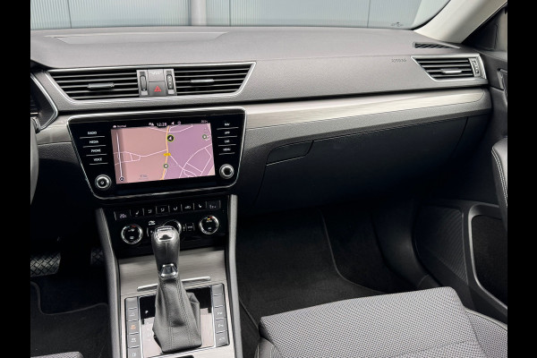 Škoda Superb Combi 1.4 TSI iV Style * AUTOMAAT * Trekhaak * Navigatiesysteem * Elektr. Kofferklep *