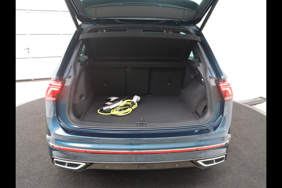Volkswagen Tiguan 1.4 TSi PHEV R-Line Life Edition | SOH 91,0% | Panoramadak | Memory | Leder | Stuur/stoel verwarming | Adaptive cruise | Sfeerverlichting | 360 camera | Park assist | Carplay | Elektrische achterklep