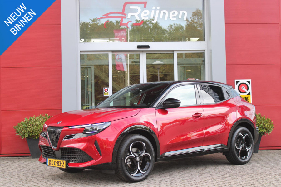 Alfa Romeo junior 1.2 145PK AUTOMAAT Hybrid IBRIDA TI | PACK TECH LITE: (LED MATRIX KOPLAMPEN, DODEHOEK DETECTIE, ELEKTRISCH BEDIENBARE ACHTERKLEP, KEYLESS ENTRY, ACHTERUITRIJ CAMERA, PARKEERSENSOREN VOOR ACHTER EN ZIJKANT, DRAADLOZE TELEFOONLADER, LANE ASSIST, ADAPTIVE CRUISE CONTROL) | PACK TI: (ELEKTRISCH BEDIENBARE BESTUUDERSSTOEL, VERKEERSBORDEN WEERGAVE, GETINTE ACHTERRUITEN, SFEER VERLICHTING, GLANZEND ZWARTE BODYKIT, 10,25" TOUCHSCREEN, LEDEREN STUURWIEL, VERSTELBARE KOFFERVLOER OP 3 NIVEAUS) | 18" LICHTMETALEN VELGEN "FORI" | BRERA RED MET ZWART DAK | DRAADLOZE APPLE CARPLAY/AN
