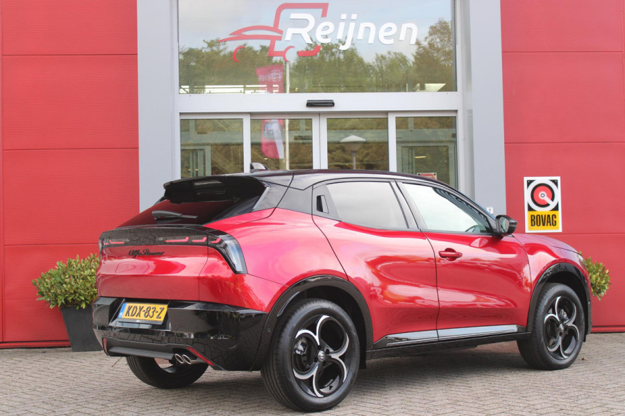 Alfa Romeo junior 1.2 145PK AUTOMAAT Hybrid IBRIDA TI | PACK TECH LITE: (LED MATRIX KOPLAMPEN, DODEHOEK DETECTIE, ELEKTRISCH BEDIENBARE ACHTERKLEP, KEYLESS ENTRY, ACHTERUITRIJ CAMERA, PARKEERSENSOREN VOOR ACHTER EN ZIJKANT, DRAADLOZE TELEFOONLADER, LANE ASSIST, ADAPTIVE CRUISE CONTROL) | PACK TI: (ELEKTRISCH BEDIENBARE BESTUUDERSSTOEL, VERKEERSBORDEN WEERGAVE, GETINTE ACHTERRUITEN, SFEER VERLICHTING, GLANZEND ZWARTE BODYKIT, 10,25" TOUCHSCREEN, LEDEREN STUURWIEL, VERSTELBARE KOFFERVLOER OP 3 NIVEAUS) | 18" LICHTMETALEN VELGEN "FORI" | BRERA RED MET ZWART DAK | DRAADLOZE APPLE CARPLAY/AN