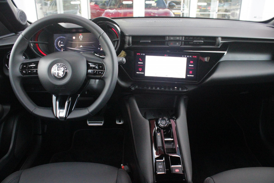 Alfa Romeo junior 1.2 145PK AUTOMAAT Hybrid IBRIDA TI | PACK TECH LITE: (LED MATRIX KOPLAMPEN, DODEHOEK DETECTIE, ELEKTRISCH BEDIENBARE ACHTERKLEP, KEYLESS ENTRY, ACHTERUITRIJ CAMERA, PARKEERSENSOREN VOOR ACHTER EN ZIJKANT, DRAADLOZE TELEFOONLADER, LANE ASSIST, ADAPTIVE CRUISE CONTROL) | PACK TI: (ELEKTRISCH BEDIENBARE BESTUUDERSSTOEL, VERKEERSBORDEN WEERGAVE, GETINTE ACHTERRUITEN, SFEER VERLICHTING, GLANZEND ZWARTE BODYKIT, 10,25" TOUCHSCREEN, LEDEREN STUURWIEL, VERSTELBARE KOFFERVLOER OP 3 NIVEAUS) | 18" LICHTMETALEN VELGEN "FORI" | BRERA RED MET ZWART DAK | DRAADLOZE APPLE CARPLAY/AN
