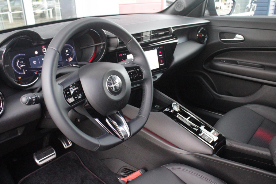 Alfa Romeo junior 1.2 145PK AUTOMAAT Hybrid IBRIDA TI | PACK TECH LITE: (LED MATRIX KOPLAMPEN, DODEHOEK DETECTIE, ELEKTRISCH BEDIENBARE ACHTERKLEP, KEYLESS ENTRY, ACHTERUITRIJ CAMERA, PARKEERSENSOREN VOOR ACHTER EN ZIJKANT, DRAADLOZE TELEFOONLADER, LANE ASSIST, ADAPTIVE CRUISE CONTROL) | PACK TI: (ELEKTRISCH BEDIENBARE BESTUUDERSSTOEL, VERKEERSBORDEN WEERGAVE, GETINTE ACHTERRUITEN, SFEER VERLICHTING, GLANZEND ZWARTE BODYKIT, 10,25" TOUCHSCREEN, LEDEREN STUURWIEL, VERSTELBARE KOFFERVLOER OP 3 NIVEAUS) | 18" LICHTMETALEN VELGEN "FORI" | BRERA RED MET ZWART DAK | DRAADLOZE APPLE CARPLAY/AN