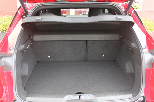 Alfa Romeo junior 1.2 145PK AUTOMAAT Hybrid IBRIDA TI | PACK TECH LITE: (LED MATRIX KOPLAMPEN, DODEHOEK DETECTIE, ELEKTRISCH BEDIENBARE ACHTERKLEP, KEYLESS ENTRY, ACHTERUITRIJ CAMERA, PARKEERSENSOREN VOOR ACHTER EN ZIJKANT, DRAADLOZE TELEFOONLADER, LANE ASSIST, ADAPTIVE CRUISE CONTROL) | PACK TI: (ELEKTRISCH BEDIENBARE BESTUUDERSSTOEL, VERKEERSBORDEN WEERGAVE, GETINTE ACHTERRUITEN, SFEER VERLICHTING, GLANZEND ZWARTE BODYKIT, 10,25" TOUCHSCREEN, LEDEREN STUURWIEL, VERSTELBARE KOFFERVLOER OP 3 NIVEAUS) | 18" LICHTMETALEN VELGEN "FORI" | BRERA RED MET ZWART DAK | DRAADLOZE APPLE CARPLAY/AN