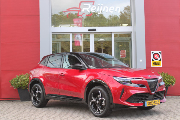 Alfa Romeo junior 1.2 145PK AUTOMAAT Hybrid IBRIDA TI | PACK TECH LITE: (LED MATRIX KOPLAMPEN, DODEHOEK DETECTIE, ELEKTRISCH BEDIENBARE ACHTERKLEP, KEYLESS ENTRY, ACHTERUITRIJ CAMERA, PARKEERSENSOREN VOOR ACHTER EN ZIJKANT, DRAADLOZE TELEFOONLADER, LANE ASSIST, ADAPTIVE CRUISE CONTROL) | PACK TI: (ELEKTRISCH BEDIENBARE BESTUUDERSSTOEL, VERKEERSBORDEN WEERGAVE, GETINTE ACHTERRUITEN, SFEER VERLICHTING, GLANZEND ZWARTE BODYKIT, 10,25" TOUCHSCREEN, LEDEREN STUURWIEL, VERSTELBARE KOFFERVLOER OP 3 NIVEAUS) | 18" LICHTMETALEN VELGEN "FORI" | BRERA RED MET ZWART DAK | DRAADLOZE APPLE CARPLAY/AN