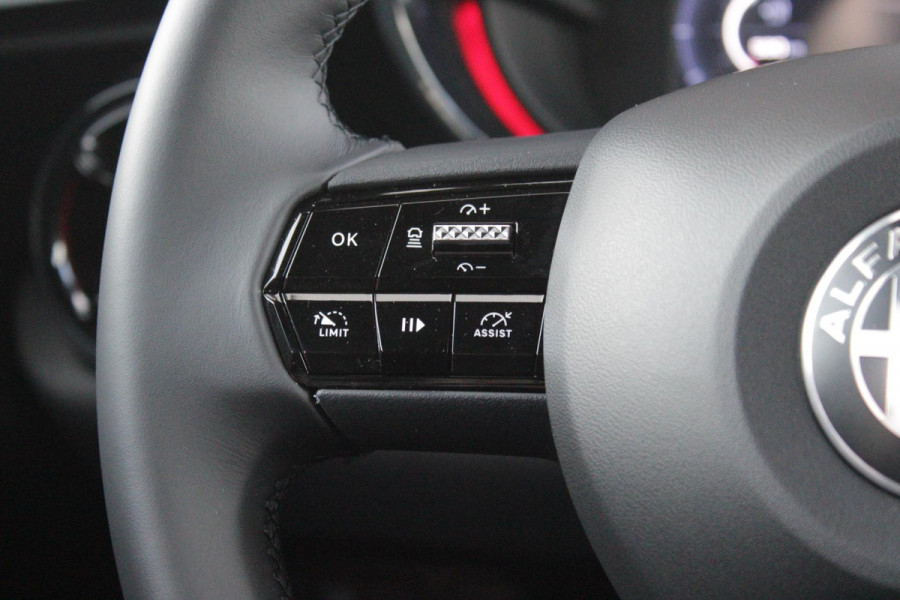 Alfa Romeo junior 1.2 145PK AUTOMAAT Hybrid IBRIDA TI | PACK TECH LITE: (LED MATRIX KOPLAMPEN, DODEHOEK DETECTIE, ELEKTRISCH BEDIENBARE ACHTERKLEP, KEYLESS ENTRY, ACHTERUITRIJ CAMERA, PARKEERSENSOREN VOOR ACHTER EN ZIJKANT, DRAADLOZE TELEFOONLADER, LANE ASSIST, ADAPTIVE CRUISE CONTROL) | PACK TI: (ELEKTRISCH BEDIENBARE BESTUUDERSSTOEL, VERKEERSBORDEN WEERGAVE, GETINTE ACHTERRUITEN, SFEER VERLICHTING, GLANZEND ZWARTE BODYKIT, 10,25" TOUCHSCREEN, LEDEREN STUURWIEL, VERSTELBARE KOFFERVLOER OP 3 NIVEAUS) | 18" LICHTMETALEN VELGEN "FORI" | BRERA RED MET ZWART DAK | DRAADLOZE APPLE CARPLAY/AN