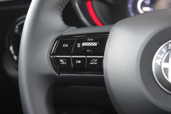Alfa Romeo junior 1.2 145PK AUTOMAAT Hybrid IBRIDA TI | PACK TECH LITE: (LED MATRIX KOPLAMPEN, DODEHOEK DETECTIE, ELEKTRISCH BEDIENBARE ACHTERKLEP, KEYLESS ENTRY, ACHTERUITRIJ CAMERA, PARKEERSENSOREN VOOR ACHTER EN ZIJKANT, DRAADLOZE TELEFOONLADER, LANE ASSIST, ADAPTIVE CRUISE CONTROL) | PACK TI: (ELEKTRISCH BEDIENBARE BESTUUDERSSTOEL, VERKEERSBORDEN WEERGAVE, GETINTE ACHTERRUITEN, SFEER VERLICHTING, GLANZEND ZWARTE BODYKIT, 10,25" TOUCHSCREEN, LEDEREN STUURWIEL, VERSTELBARE KOFFERVLOER OP 3 NIVEAUS) | 18" LICHTMETALEN VELGEN "FORI" | BRERA RED MET ZWART DAK | DRAADLOZE APPLE CARPLAY/AN