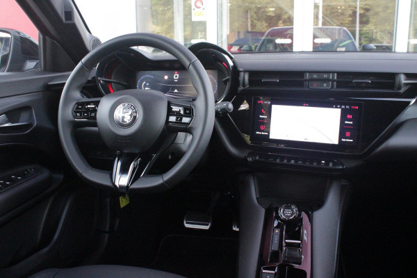 Alfa Romeo junior 1.2 145PK AUTOMAAT Hybrid IBRIDA TI | PACK TECH LITE: (LED MATRIX KOPLAMPEN, DODEHOEK DETECTIE, ELEKTRISCH BEDIENBARE ACHTERKLEP, KEYLESS ENTRY, ACHTERUITRIJ CAMERA, PARKEERSENSOREN VOOR ACHTER EN ZIJKANT, DRAADLOZE TELEFOONLADER, LANE ASSIST, ADAPTIVE CRUISE CONTROL) | PACK TI: (ELEKTRISCH BEDIENBARE BESTUUDERSSTOEL, VERKEERSBORDEN WEERGAVE, GETINTE ACHTERRUITEN, SFEER VERLICHTING, GLANZEND ZWARTE BODYKIT, 10,25" TOUCHSCREEN, LEDEREN STUURWIEL, VERSTELBARE KOFFERVLOER OP 3 NIVEAUS) | 18" LICHTMETALEN VELGEN "FORI" | BRERA RED MET ZWART DAK | DRAADLOZE APPLE CARPLAY/AN