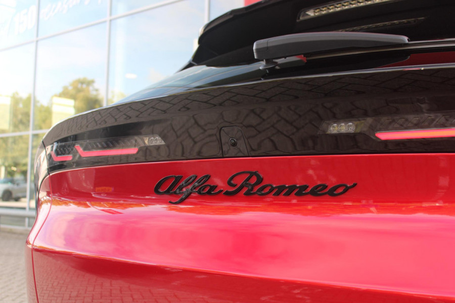 Alfa Romeo junior 1.2 145PK AUTOMAAT Hybrid IBRIDA TI | PACK TECH LITE: (LED MATRIX KOPLAMPEN, DODEHOEK DETECTIE, ELEKTRISCH BEDIENBARE ACHTERKLEP, KEYLESS ENTRY, ACHTERUITRIJ CAMERA, PARKEERSENSOREN VOOR ACHTER EN ZIJKANT, DRAADLOZE TELEFOONLADER, LANE ASSIST, ADAPTIVE CRUISE CONTROL) | PACK TI: (ELEKTRISCH BEDIENBARE BESTUUDERSSTOEL, VERKEERSBORDEN WEERGAVE, GETINTE ACHTERRUITEN, SFEER VERLICHTING, GLANZEND ZWARTE BODYKIT, 10,25" TOUCHSCREEN, LEDEREN STUURWIEL, VERSTELBARE KOFFERVLOER OP 3 NIVEAUS) | 18" LICHTMETALEN VELGEN "FORI" | BRERA RED MET ZWART DAK | DRAADLOZE APPLE CARPLAY/AN