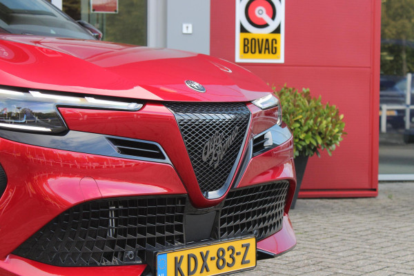 Alfa Romeo junior 1.2 145PK AUTOMAAT Hybrid IBRIDA TI | PACK TECH LITE: (LED MATRIX KOPLAMPEN, DODEHOEK DETECTIE, ELEKTRISCH BEDIENBARE ACHTERKLEP, KEYLESS ENTRY, ACHTERUITRIJ CAMERA, PARKEERSENSOREN VOOR ACHTER EN ZIJKANT, DRAADLOZE TELEFOONLADER, LANE ASSIST, ADAPTIVE CRUISE CONTROL) | PACK TI: (ELEKTRISCH BEDIENBARE BESTUUDERSSTOEL, VERKEERSBORDEN WEERGAVE, GETINTE ACHTERRUITEN, SFEER VERLICHTING, GLANZEND ZWARTE BODYKIT, 10,25" TOUCHSCREEN, LEDEREN STUURWIEL, VERSTELBARE KOFFERVLOER OP 3 NIVEAUS) | 18" LICHTMETALEN VELGEN "FORI" | BRERA RED MET ZWART DAK | DRAADLOZE APPLE CARPLAY/AN