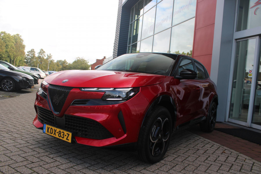 Alfa Romeo junior 1.2 145PK AUTOMAAT Hybrid IBRIDA TI | PACK TECH LITE: (LED MATRIX KOPLAMPEN, DODEHOEK DETECTIE, ELEKTRISCH BEDIENBARE ACHTERKLEP, KEYLESS ENTRY, ACHTERUITRIJ CAMERA, PARKEERSENSOREN VOOR ACHTER EN ZIJKANT, DRAADLOZE TELEFOONLADER, LANE ASSIST, ADAPTIVE CRUISE CONTROL) | PACK TI: (ELEKTRISCH BEDIENBARE BESTUUDERSSTOEL, VERKEERSBORDEN WEERGAVE, GETINTE ACHTERRUITEN, SFEER VERLICHTING, GLANZEND ZWARTE BODYKIT, 10,25" TOUCHSCREEN, LEDEREN STUURWIEL, VERSTELBARE KOFFERVLOER OP 3 NIVEAUS) | 18" LICHTMETALEN VELGEN "FORI" | BRERA RED MET ZWART DAK | DRAADLOZE APPLE CARPLAY/AN