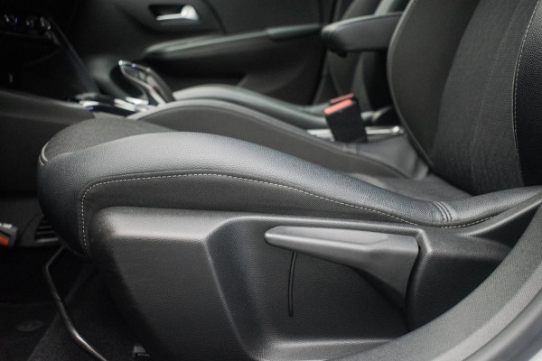 Opel CORSA-E Elegance Sport 50 kWh NL-auto [ Camera Digital Dashboard LED Keyless Carplay Dodehoek-Detectie Parkeersensoren ]