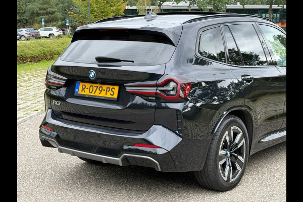 BMW iX3 M SPORT pakket 80 kWh, panoramadak, vol opties, 1 e eigenaar,conjac sport leder, Origineel NL auto met nap