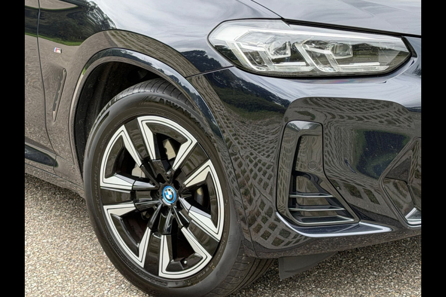BMW iX3 M SPORT pakket 80 kWh, panoramadak, vol opties, 1 e eigenaar,conjac sport leder, Origineel NL auto met nap