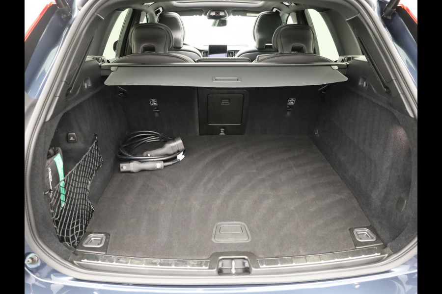 Volvo XC60 2.0 T6 Plug-in hybrid AWD Plus Dark | Trekhaak | Panodak | Dode Hoek | 360 Camera | Harman Kardon | Head Up | Elk. Klep | Prijs Rijklaar!!