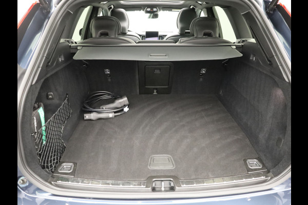 Volvo XC60 2.0 T6 Plug-in hybrid AWD Plus Dark | Trekhaak | Panodak | Dode Hoek | 360 Camera | Harman Kardon | Head Up | Elk. Klep | Prijs Rijklaar!!
