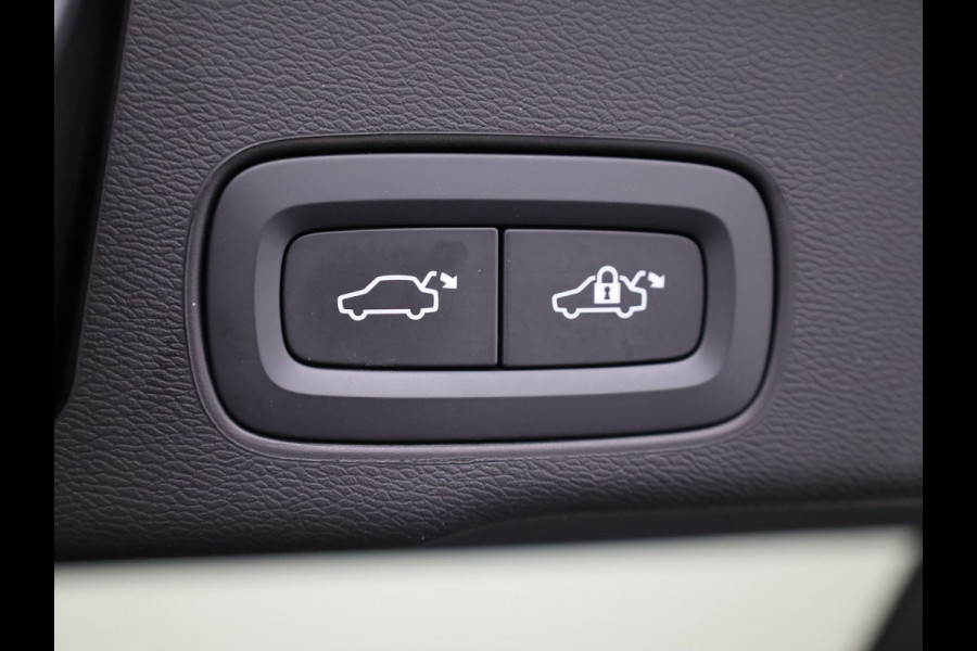 Volvo XC60 2.0 T6 Plug-in hybrid AWD Plus Dark | Trekhaak | Panodak | Dode Hoek | 360 Camera | Harman Kardon | Head Up | Elk. Klep | Prijs Rijklaar!!