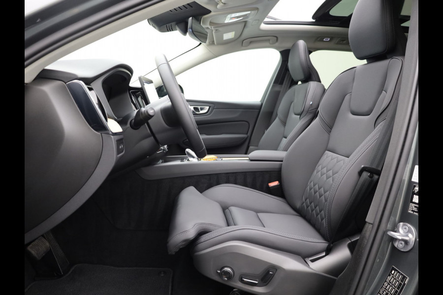 Volvo XC60 2.0 T8 Plug-in hybrid AWD Plus Dark | Trekhaak | Panodak | Dode Hoek | 360 Camera | Harman Kardon | Head Up | Elk. Klep | Prijs Rijklaar!!