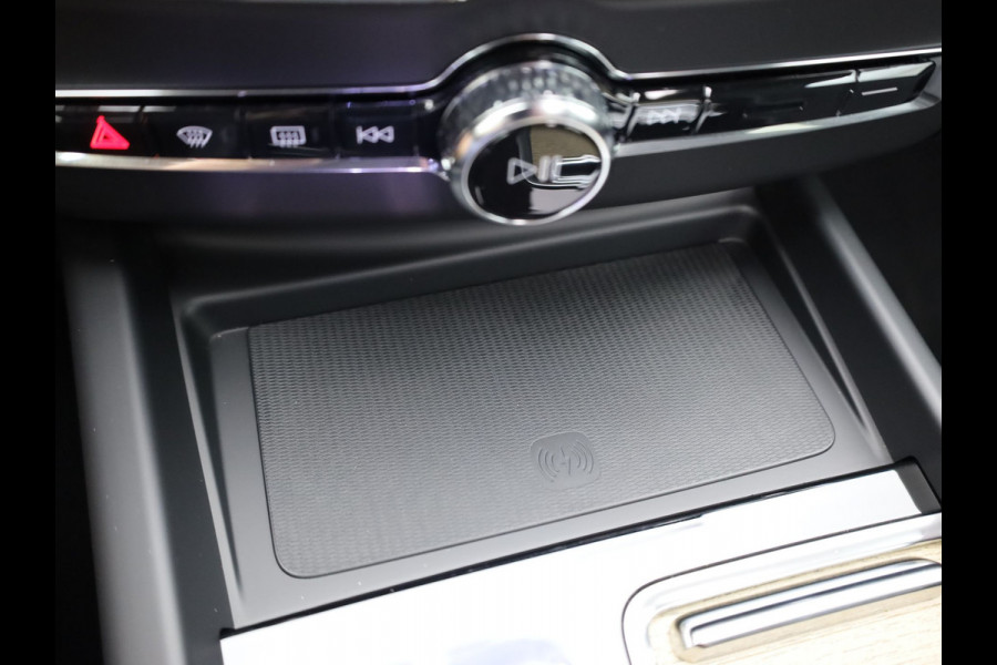 Volvo XC60 2.0 T8 Plug-in hybrid AWD Plus Dark | Trekhaak | Panodak | Dode Hoek | 360 Camera | Harman Kardon | Head Up | Elk. Klep | Prijs Rijklaar!!