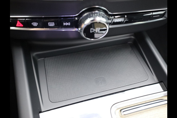 Volvo XC60 2.0 T8 Plug-in hybrid AWD Plus Dark | Trekhaak | Panodak | Dode Hoek | 360 Camera | Harman Kardon | Head Up | Elk. Klep | Prijs Rijklaar!!