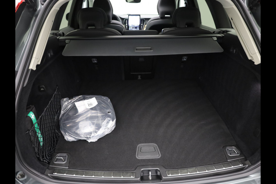 Volvo XC60 2.0 T8 Plug-in hybrid AWD Plus Dark | Trekhaak | Panodak | Dode Hoek | 360 Camera | Harman Kardon | Head Up | Elk. Klep | Prijs Rijklaar!!