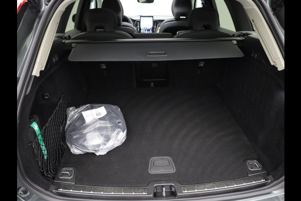 Volvo XC60 2.0 T8 Plug-in hybrid AWD Plus Dark | Trekhaak | Panodak | Dode Hoek | 360 Camera | Harman Kardon | Head Up | Elk. Klep | Prijs Rijklaar!!