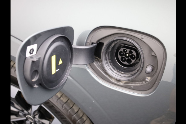 Volvo XC60 2.0 T8 Plug-in hybrid AWD Plus Dark | Trekhaak | Panodak | Dode Hoek | 360 Camera | Harman Kardon | Head Up | Elk. Klep | Prijs Rijklaar!!