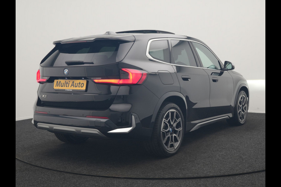 BMW iX1 xDrive30 X Line 67 kWh 313pk Dealer O.H. | Trekhaak Af Fabriek | Panodak | Head Up | Adaptive Cruise | 360 Camera | Harman / Kardon | Lederen Sportstoelen Massage & Memory | Keyless | Sfeerverlichting | Stoelen & Stuur Verwarmd | Apple Carplay | Widescreen Navi | DAB | 19"L.M |
