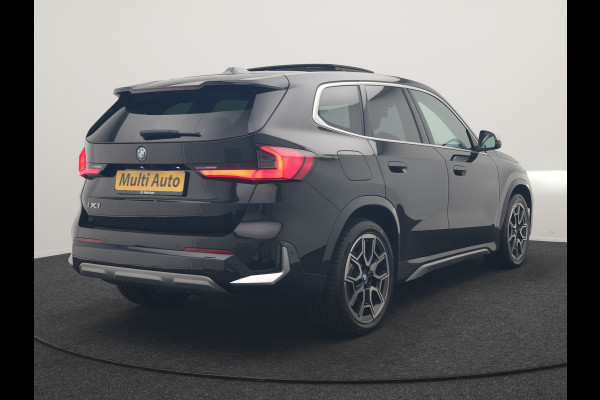 BMW iX1 xDrive30 X Line 67 kWh 313pk Dealer O.H. | Trekhaak Af Fabriek | Panodak | Head Up | Adaptive Cruise | 360 Camera | Harman / Kardon | Lederen Sportstoelen Massage & Memory | Keyless | Sfeerverlichting | Stoelen & Stuur Verwarmd | Apple Carplay | Widescreen Navi | DAB | 19"L.M |