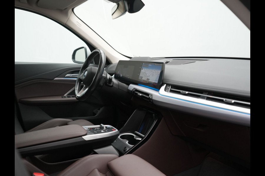 BMW iX1 xDrive30 X Line 67 kWh 313pk Dealer O.H. | Trekhaak Af Fabriek | Panodak | Head Up | Adaptive Cruise | 360 Camera | Harman / Kardon | Lederen Sportstoelen Massage & Memory | Keyless | Sfeerverlichting | Stoelen & Stuur Verwarmd | Apple Carplay | Widescreen Navi | DAB | 19"L.M |