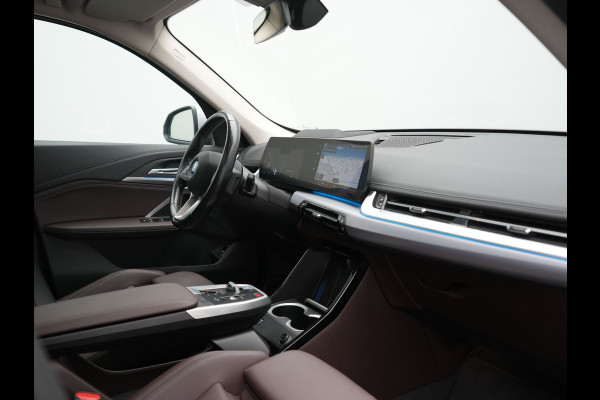 BMW iX1 xDrive30 X Line 67 kWh 313pk Dealer O.H. | Trekhaak Af Fabriek | Panodak | Head Up | Adaptive Cruise | 360 Camera | Harman / Kardon | Lederen Sportstoelen Massage & Memory | Keyless | Sfeerverlichting | Stoelen & Stuur Verwarmd | Apple Carplay | Widescreen Navi | DAB | 19"L.M |