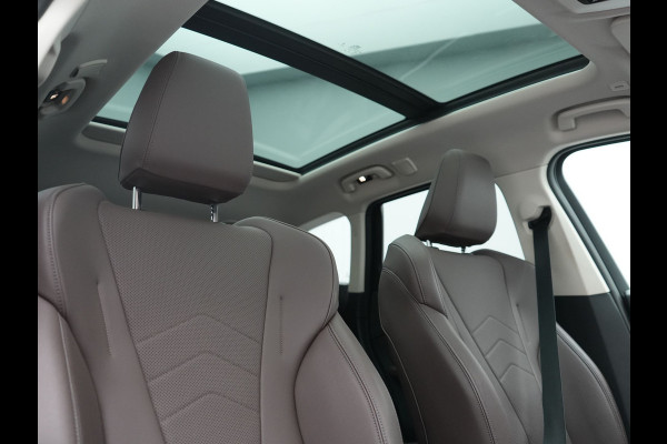 BMW iX1 xDrive30 X Line 67 kWh 313pk Dealer O.H. | Trekhaak Af Fabriek | Panodak | Head Up | Adaptive Cruise | 360 Camera | Harman / Kardon | Lederen Sportstoelen Massage & Memory | Keyless | Sfeerverlichting | Stoelen & Stuur Verwarmd | Apple Carplay | Widescreen Navi | DAB | 19"L.M |